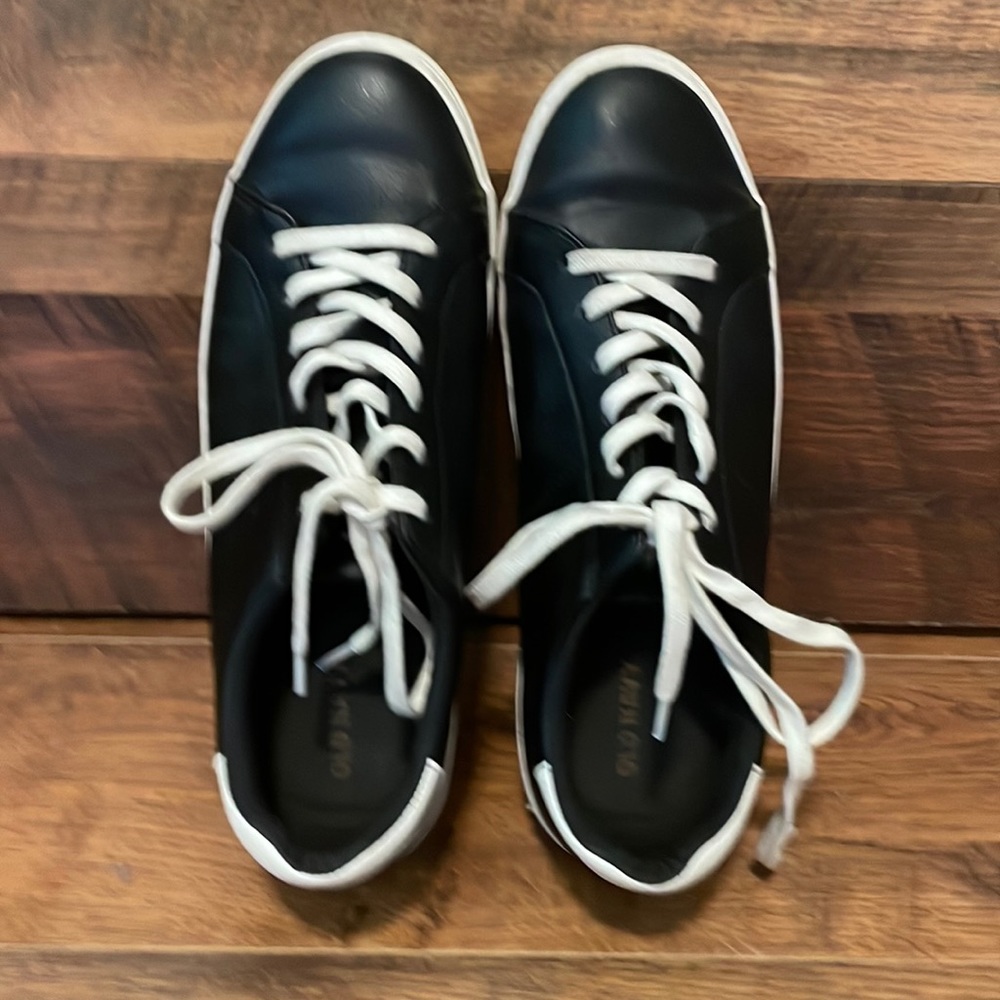 Old Navy women’s black sneakers/tennis shoes/athletic shoes